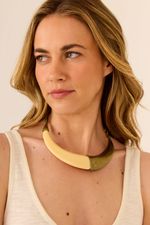 1523046_028_1-COLAR-RESINA-DETALHE-OURO-VELHO
