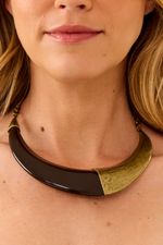 1523046_10_2-COLAR-RESINA-DETALHE-OURO-VELHO
