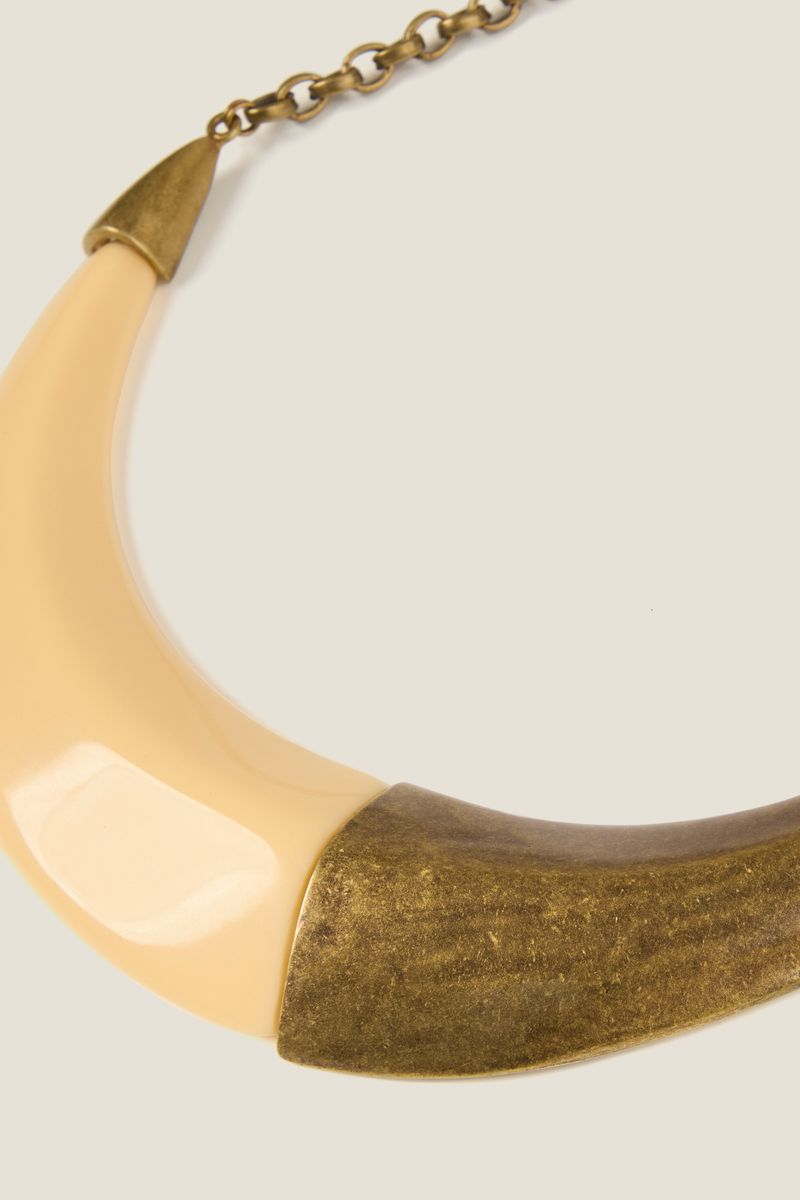 1523046_028_4-COLAR-RESINA-DETALHE-OURO-VELHO